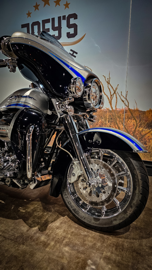 Harley-Davidson-FLHTCUSE-CVO-Ultra -Street Glide look-Bagger